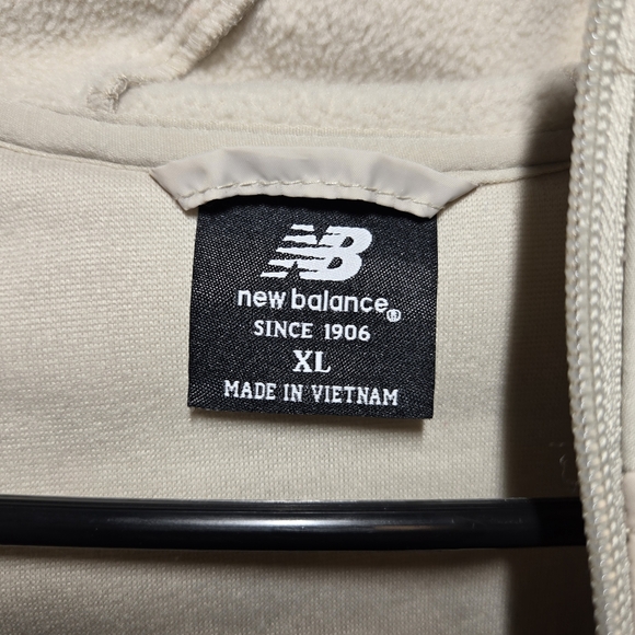 New Balance Women's Quilted Running Jacket Beige Full Zip Hooded Zip Pockets XL - Picture 8 of 14